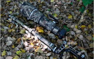 Trípode de carbono sobre hojarasca Leofoto LS-365CEX Full Camo