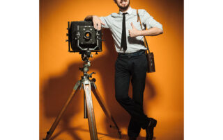 fotógrafo-utilizando un-trípode para proceso creativo