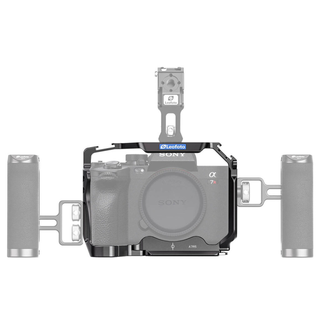 Camera cage Leofoto montada en una Sony A7R V con accesorios