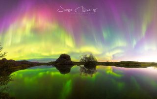 Paisaje nocturno con aurora boreal fotografiado por José Miguel Picón Chimelis