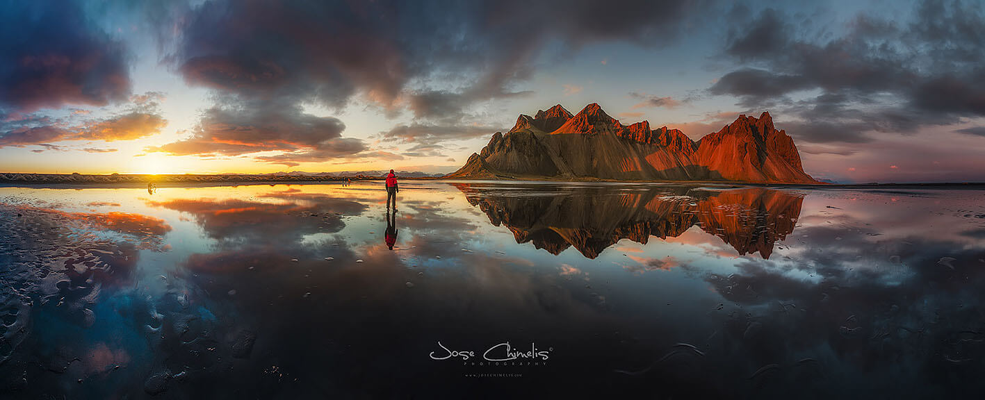 José Chimelis fotografiando aurora boreal con trípode Leofoto LB-65 en Islandia José Miguel Picón Chimelis fotografiando aurora boreal en Islandia con trípode Leofoto LB-65